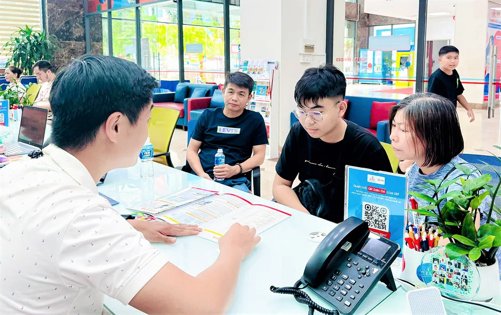 Thí sinh, phụ huynh tìm hiểu thông tin tuyển sinh tại Trường ĐH Kinh tế - Tài chính TPHCM. Ảnh: THANH HÙNG D4b.jpg