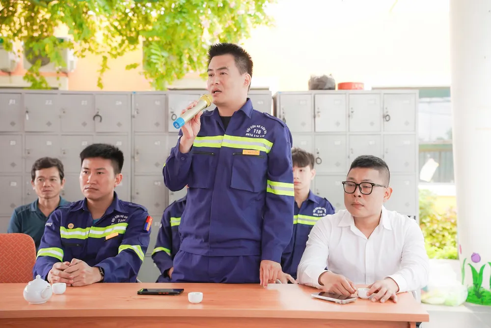 Sau mỗi lần cứu hộ, Tổng đội trưởng Nhâm Quang Văn (đứng) đều cùng đồng đội tổ chức cuộc họp để rút kinh nghiệm D5b.jpg