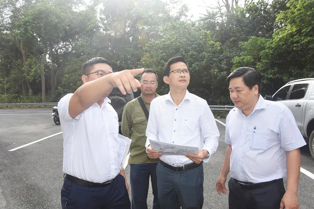 Chairman of the People's Committee of Con Dao Special Zone Phan Trong Hien (standing in the middle, holding documents) surveys the location of the waste treatment plant in Ben Dam area - Con Dao. Photo: QUANG VU D5c.jpg