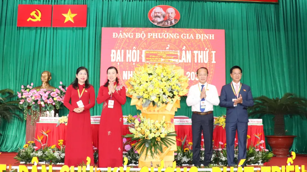 Đồng chí Võ Văn Dũng tặng hoa của Thành ủy - HĐND - UBND - Ủy ban MTTQ Việt Nam TPHCM chúc mừng đại hội