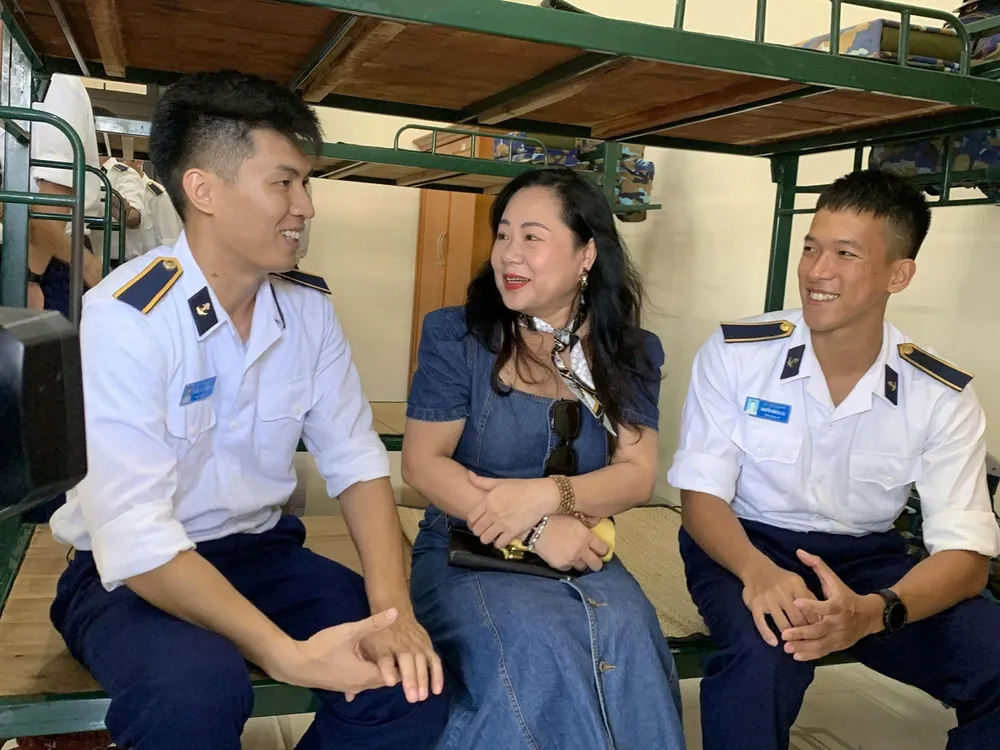 Nhà văn Nguyễn Thu Hà trò chuyện cùng hai học viên Học viện Hải quân (Khánh Hòa) CN4 A.jpg