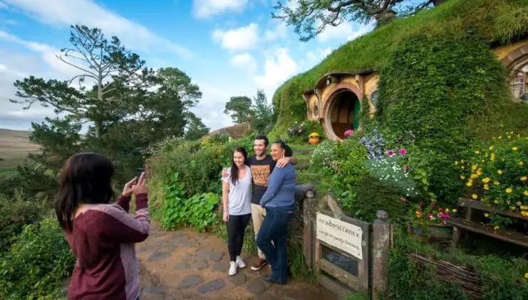 Du khách tham quan một địa điểm quay trong loạt phim The Lord of the Rings. Ảnh: TOURISM NEW ZEALAND