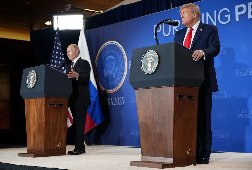 Tổng thống Nga Vladimir Putin và Tổng thống Mỹ Donald Trump họp báo sau Hội nghị thượng đỉnh ngày 15-8 ở Alaska. Ảnh: CNN/Getty Images