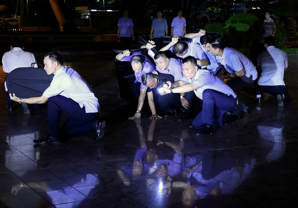Outre la force de police spéciale relevant du Commandement de la police mobile, le ministère de la Sécurité publique dispose également du Régiment des forces spéciales d'intervention (sous le commandement de la Garde). Sur la photo, une séance de formation à la lutte antiterroriste et à la protection des personnalités, destinée aux officiers et soldats du Département 6 du Commandement de la Garde (ministère de la Sécurité publique). Photo : QUANG PHUC PSA Anh15-12.jpg