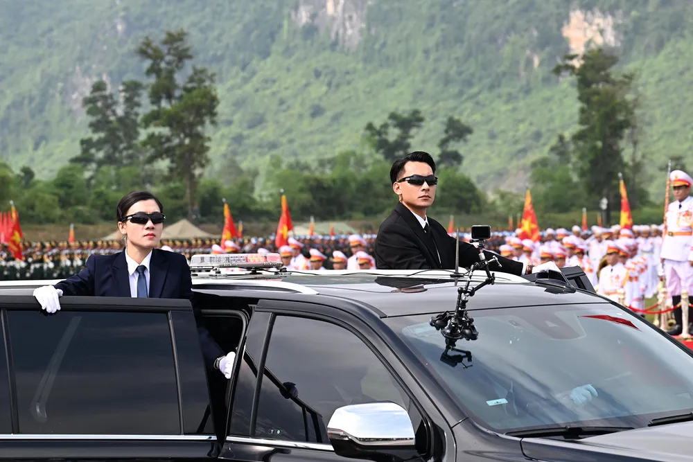 Les forces de sécurité suivent la voiture qui mène le convoi pour protéger les chefs d'État. PSA Anh17-24.jpg