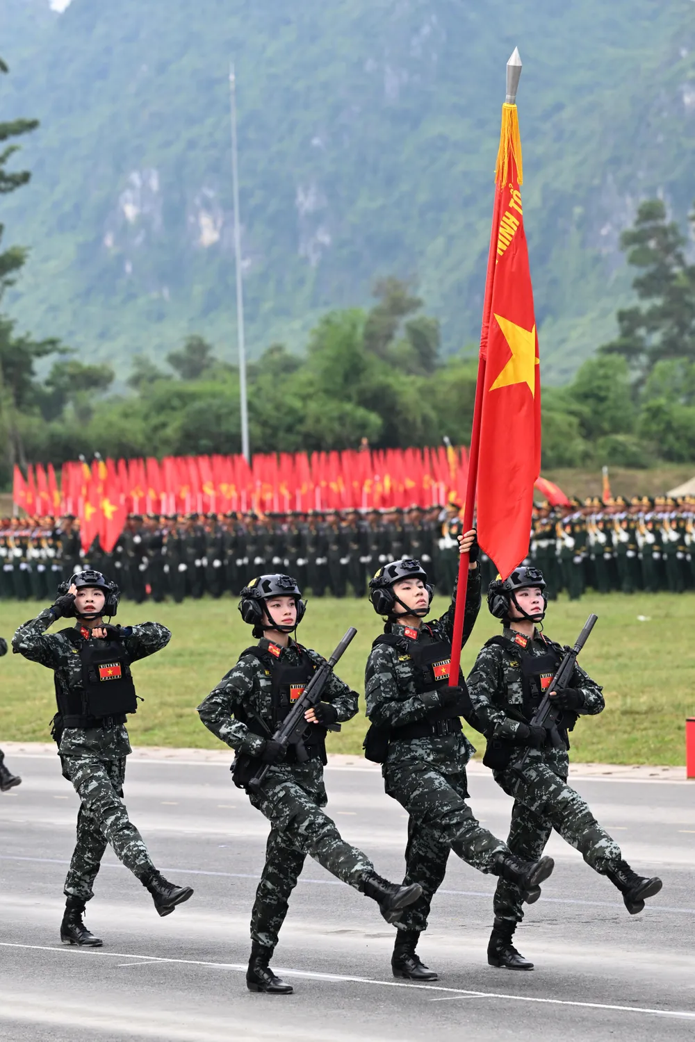 Des policières spéciales majestueuses en formation pour les défilés et marches à venir PSA Anh8-35.jpg