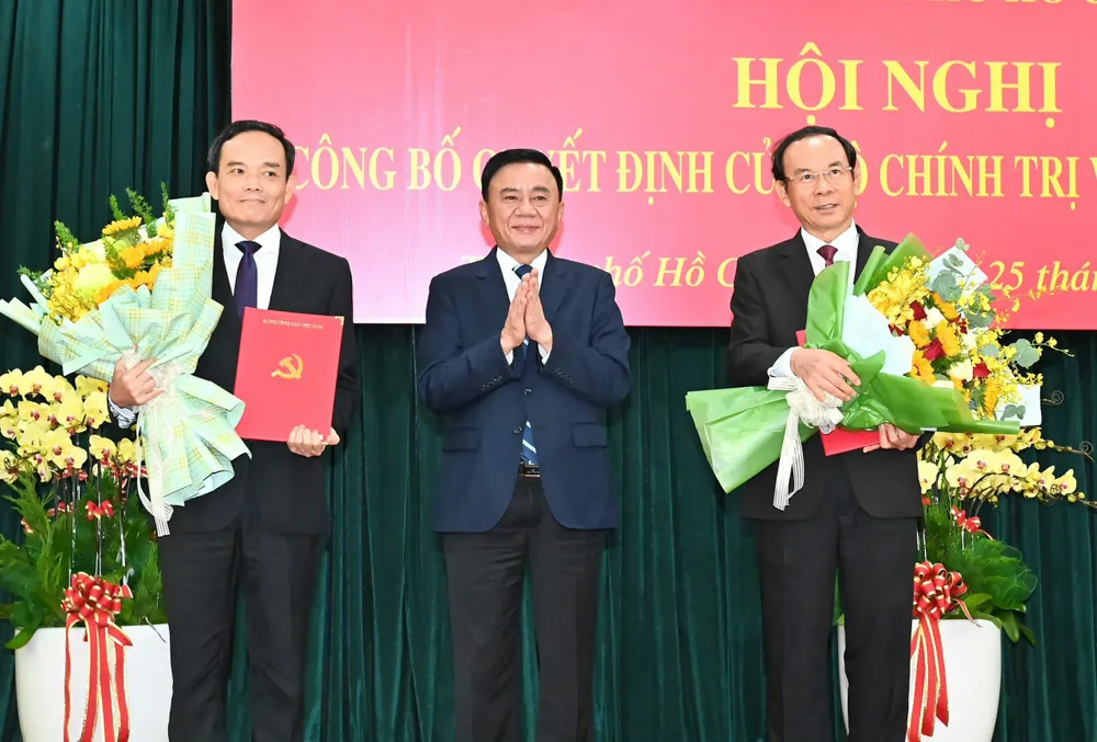 Đồng chí Trần Cẩm Tú trao quyết định và tặng hoa chúc mừng đồng chí Nguyễn Văn Nên và đồng chí Trần Lưu Quang. Ảnh: VIỆT DŨNG 266b280f236db8b565ba393f23430b49.jpeg