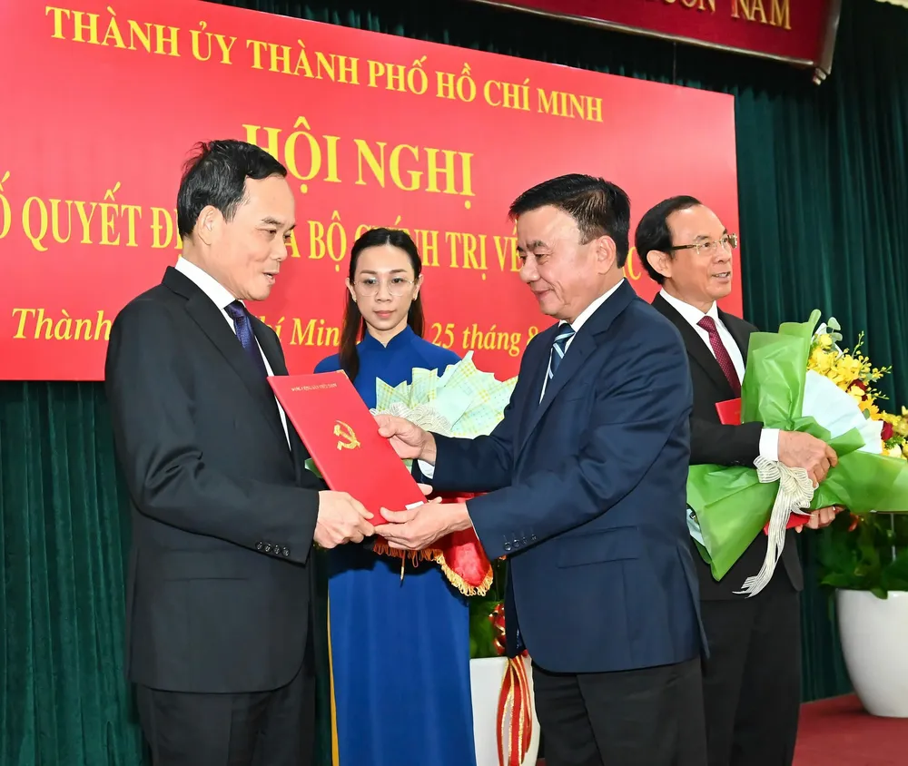 Đồng chí Trần Cẩm Tú trao quyết định cho đồng chí Trần Lưu Quang. Ảnh: VIỆT DŨNG IMG_6893.jpeg