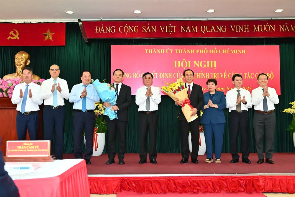 Tập thể lãnh đạo Ban Chính sách, chiến lược Trung ương tặng hoa chúc mừng đồng chí Nguyễn Văn Nên và đồng chí Trần Lưu Quang. Ảnh: VIỆT DŨNG z6941484239750_7a84145d30a65ae8e459226164affed5.jpg