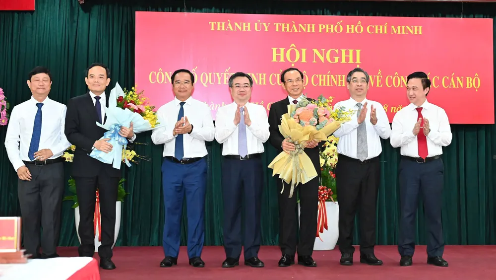 Thường trực Thành uỷ TPHCM tặng hoa chúc mừng đồng chí Nguyễn Văn Nên và đồng chí Trần Lưu Quang. Ảnh: VIỆT DŨNG z6941487181087_105f2159ef770d94eb0f3ced05dbddb2.jpg
