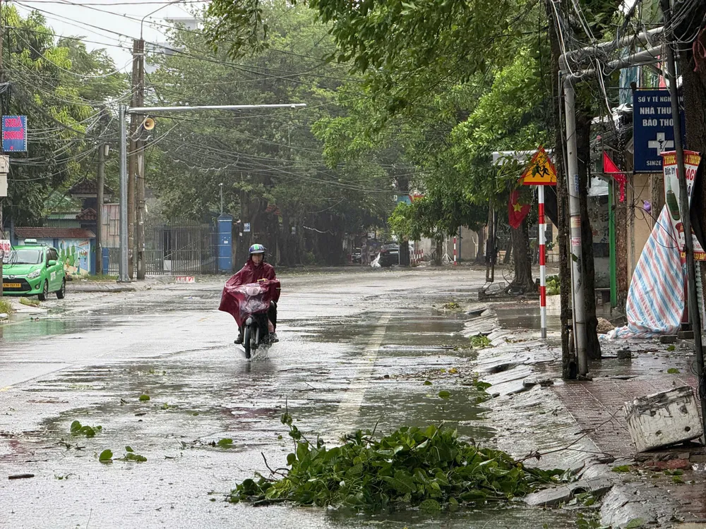 Ghi nhận tại phường Trường Vinh, tỉnh Nghệ An lúc hơn 15 giờ, gió và mưa có phần dịu hơn. Ảnh: NGUYỄN CƯỜNG z6943125248082_0511797dad5091560e8accfff7729a80.jpg