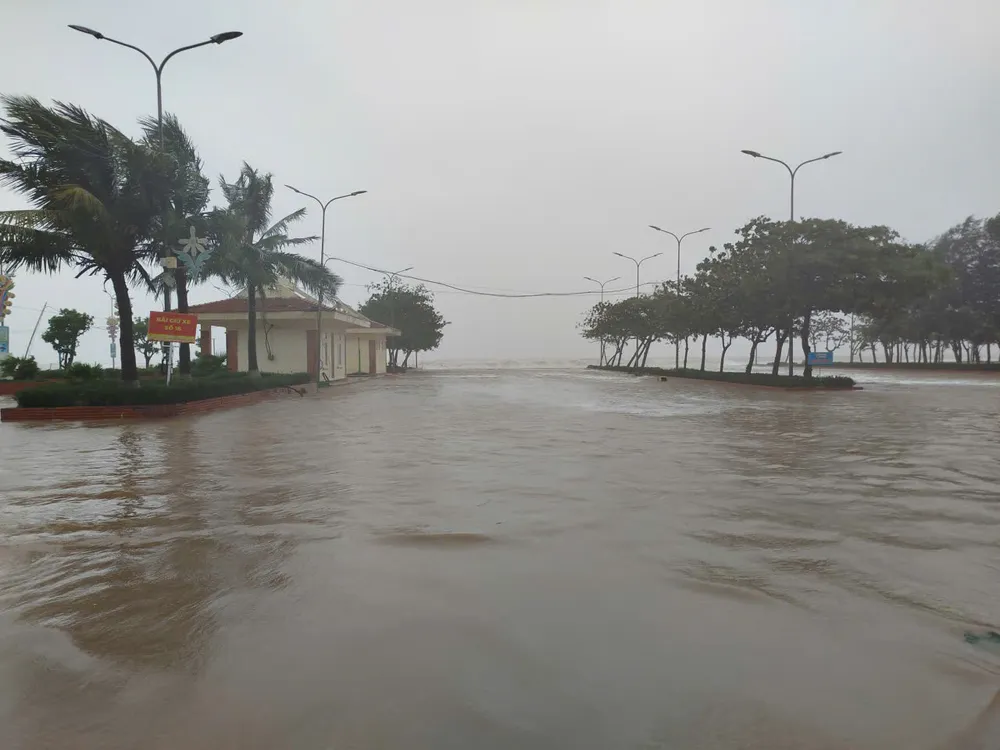 Ngày lúc này, tại phường Cửa Lò, gió đã ngớt nhưng sóng biển dâng cao. Ảnh: DUY CƯỜNG z6943133634620_4031c317ce4511711c06b22b3ed0510e.jpg
