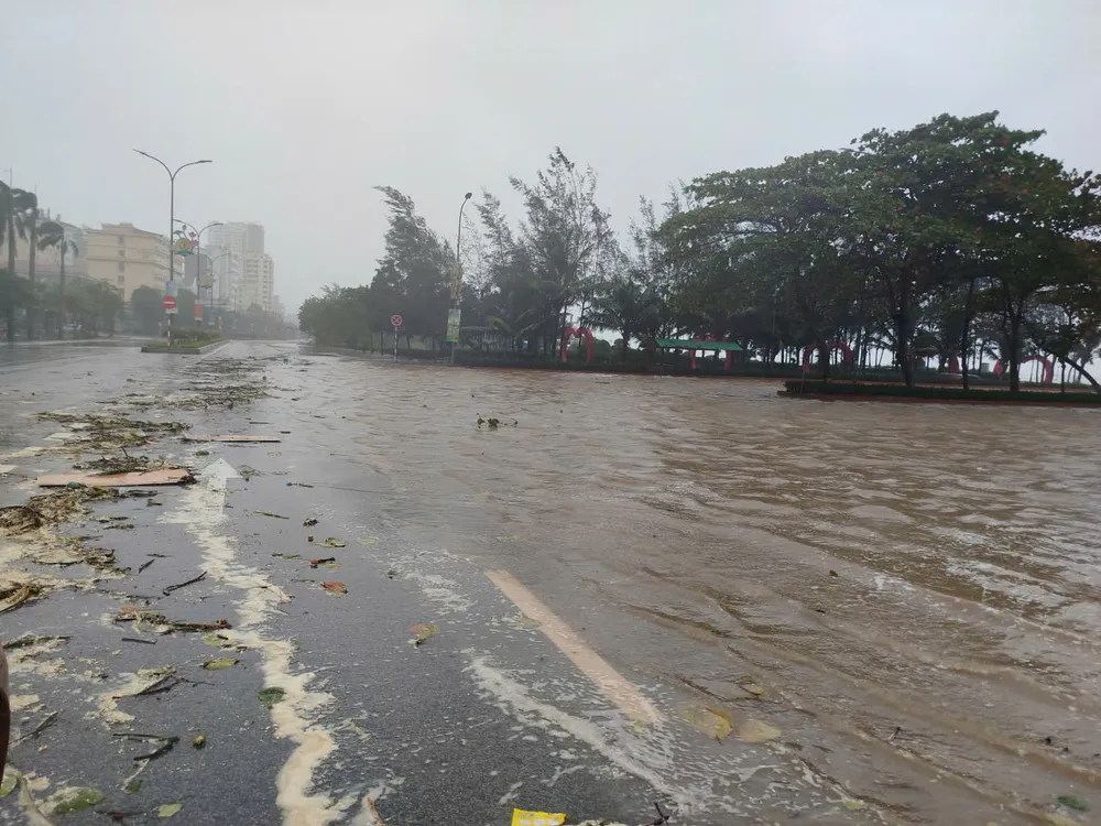 Ngày lúc này, tại phường Cửa Lò, gió đã ngớt nhưng sóng biển dâng cao. Ảnh: DUY CƯỜNG z6943139447328_87789989a15db3ae84582e391d9e2a0d.jpg