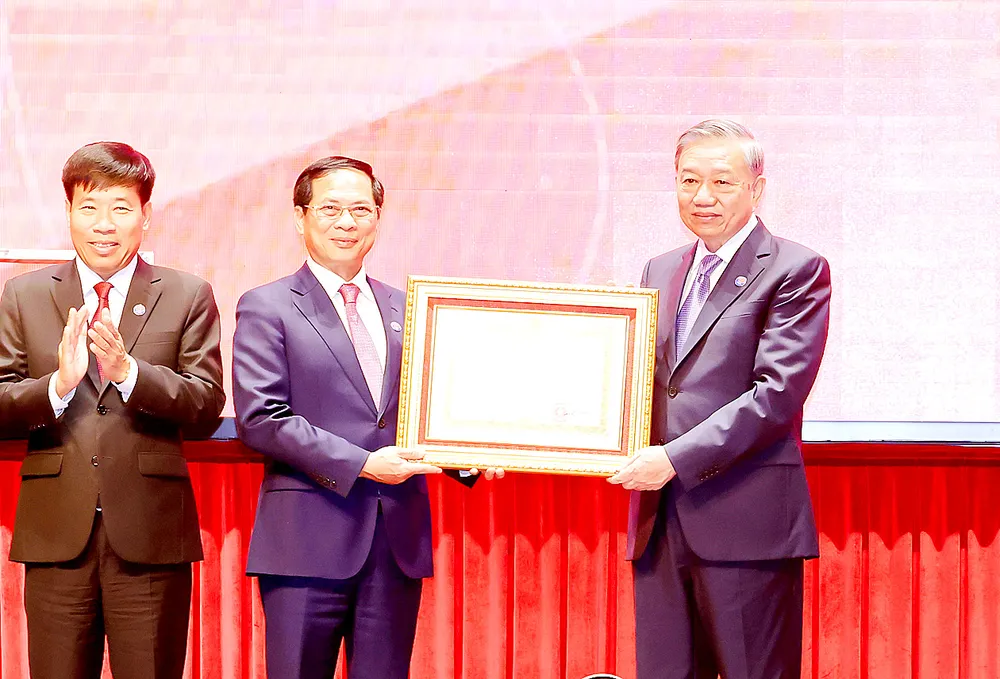 Tổng Bí thư Tô Lâm trao Huân chương Lao động hạng Nhất tặng Bộ Ngoại giao. Ảnh: QUANG PHÚC Z1a.jpg