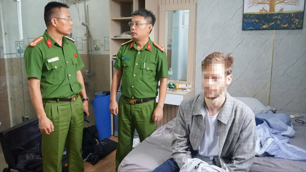 Nghi phạm thực hiện vụ cướp tiệm vàng trên đường Núi Thành sinh năm 1996 z6949918833865-e80328c70474374aca47256001589a63-2080-8253.jpg