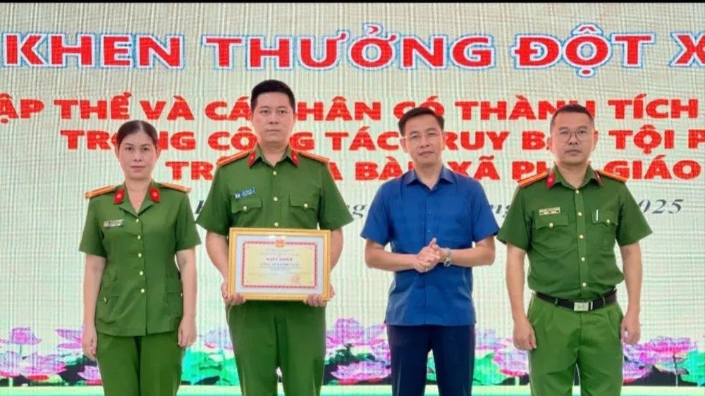 Lãnh đạo UBND xã Phú Giáo trao khen thưởng