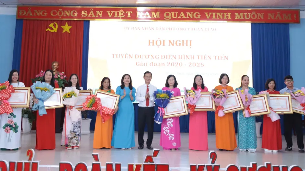 Lãnh đạo phường Thuận Giao tuyên dương các điển hình tiên tiến