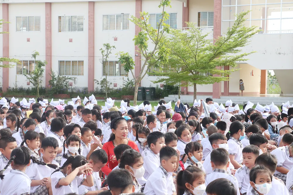 Cô và trò Trường Tiểu học Nguyễn Thị Minh Khai, phường An Xuyên, tỉnh Cà Mau. Ảnh: TẤN THÁI &5b.jpg