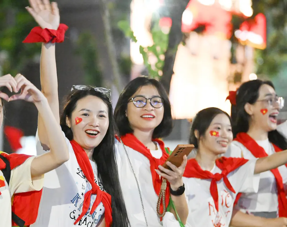 Các bạn trẻ hòa mình vào không khí tự hào của ngày đại lễ. Ảnh: VIỆT HÙNG &6a.jpg