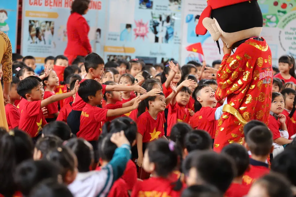 Học sinh Trường Tiểu học Phan Như Thạch, phường Lâm Viên - Đà Lạt (Lâm Đồng) mặc áo cờ đỏ sao vàng trong ngày khai giảng. Ảnh: ĐOÀN KIÊN Học sinh Trường Tiểu học Phan Như Thạch, phường Lâm Viên - Đà Lạt (Lâm Đồng) mặc áo cờ đỏ sao vàng trong ngày khai giảng. Ảnh: ĐOÀN KIÊN