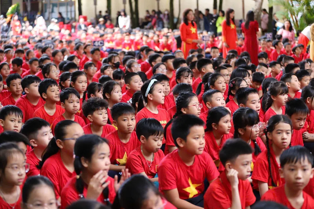 Học sinh Trường Tiểu học Phan Như Thạch, phường Lâm Viên - Đà Lạt (Lâm Đồng) mặc áo cờ đỏ sao vàng trong ngày khai giảng. Ảnh: ĐOÀN KIÊN Học sinh Trường Tiểu học Phan Như Thạch, phường Lâm Viên - Đà Lạt (Lâm Đồng) mặc áo cờ đỏ sao vàng trong ngày khai giảng. Ảnh: ĐOÀN KIÊN