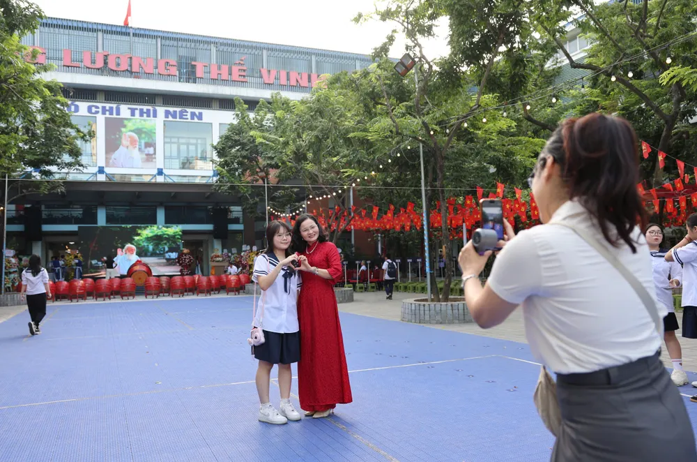 Cô và trò gặp lại nhau sau 3 tháng hè. Ảnh: QUANG PHÚC Cô và trò gặp lại nhau sau 3 tháng hè. Ảnh: QUANG PHÚC