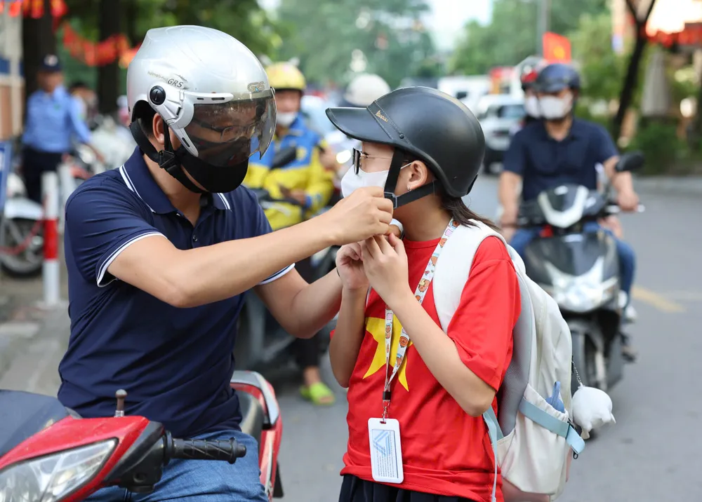Cha đưa con tới trường. Ảnh: QUANG PHÚC Cha đưa con tới trường. Ảnh: QUANG PHÚC
