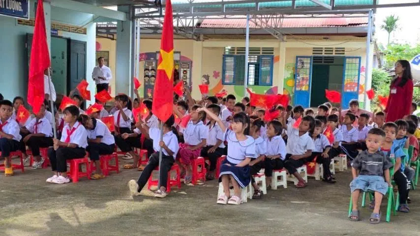 Học sinh điểm Trường Tiểu học Y Jut, buôn Đrăng Phốc, xã Buôn Đôn, tỉnh Đắk Lắk háo hức dự lễ khai giảng năm học mới. Ảnh: MAI CƯỜNG Học sinh điểm Trường Tiểu học Y Jut, buôn Đrăng Phốc, xã Buôn Đôn, tỉnh Đắk Lắk háo hức dự lễ khai giảng năm học mới. Ảnh: MAI CƯỜNG