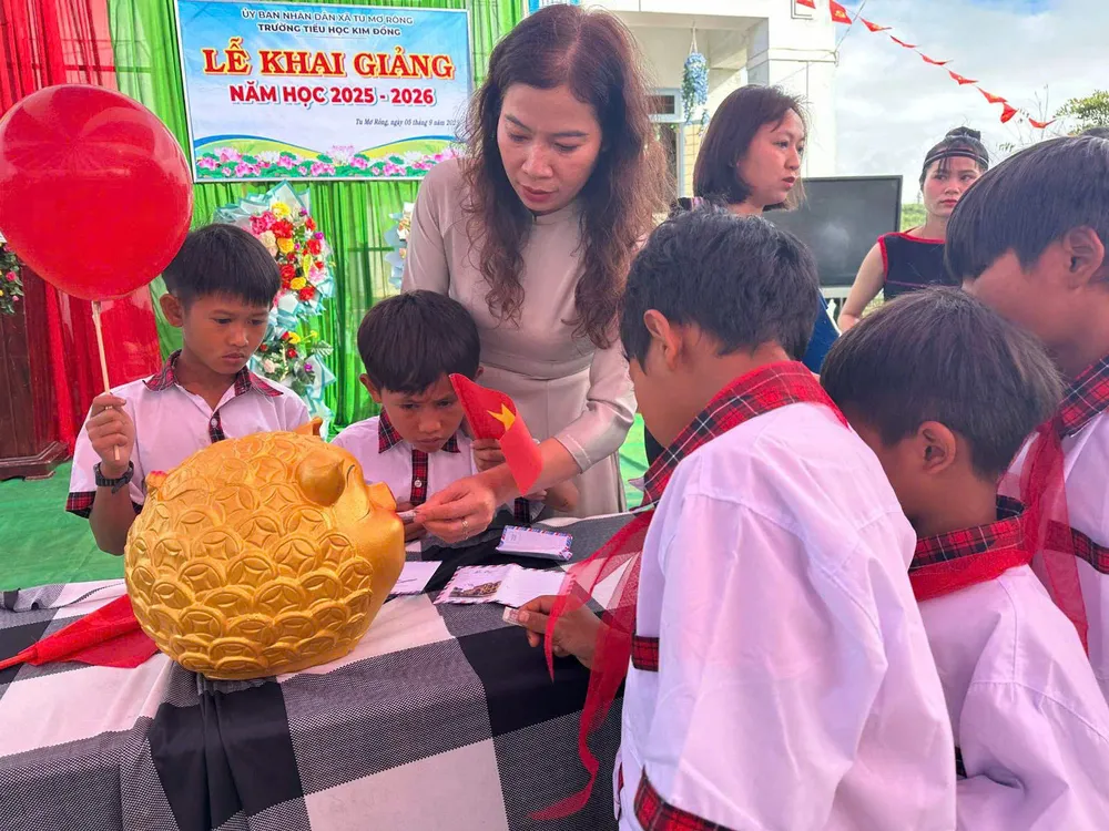 លោកគ្រូ អ្នកគ្រូ និងសិស្សសាលាបឋមសិក្សា Kim Dong (ឃុំ Tu Mo Rong ខេត្ត Quang Ngai) ចូលរួមនៅក្នុងធនាគារជ្រូក ដើម្បីរៃអង្គាសថវិកាជួយដល់សិស្សដែលជួបការលំបាក។ រូបថត៖ HUU PHUC z6978272636426_4c1d5f69c234dfd4f866b18a7abee86a.jpg