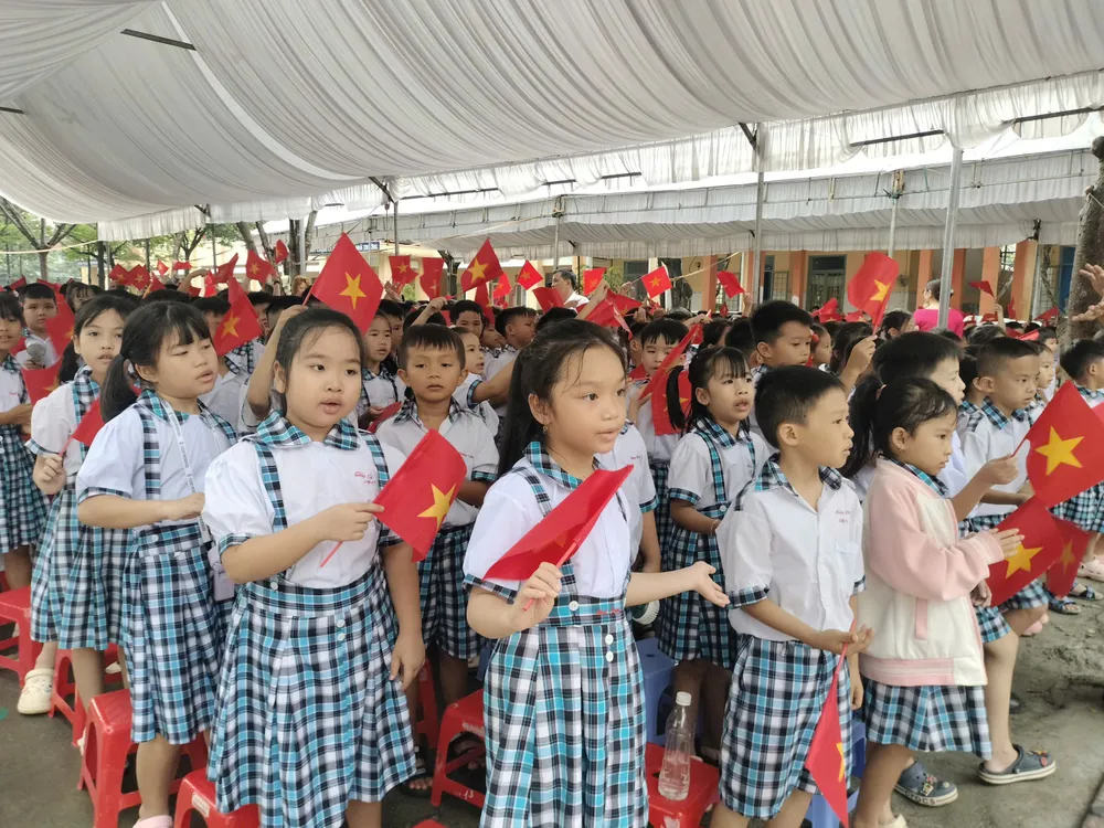 សិស្សសាលាបឋមសិក្សា Thien Hung ខេត្ត Dong Nai (ជាប់ព្រំដែនកម្ពុជា) ក្នុងពិធីបើក។ រូបថត៖ HOANG BAC z6978284875335_1419fcffb7c9612961b3509d497c2c73.jpg