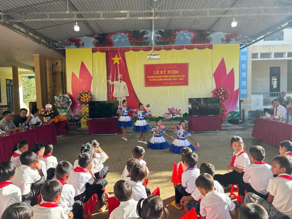 និស្សិតជនជាតិ Ruc នៅភូមិ On ឃុំ Kim Thanh ខេត្ត Quang Tri ចូលរួមពិធីបើក z6978359699517_178bab3b2ee6821edea1430baf167e97.jpg