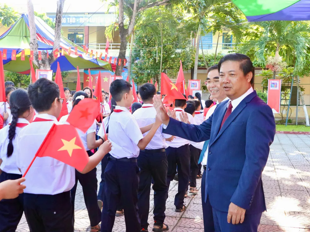 Ông Lương Nguyễn Minh Triết, Chủ tịch UBND TP Đà Nẵng chào đón học sinh lớp 6. Ảnh: XUÂN QUỲNH z6979269501976_11b05802e177877436b676b64dddd88d.jpg