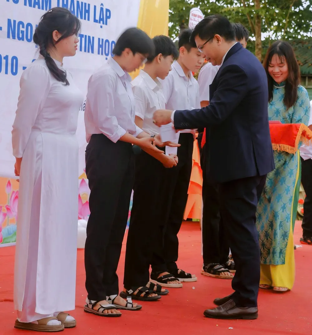 Ông Lương Văn Hà, Phó Giám đốc Sở GD-ĐT tỉnh Lâm Đồng trao học bổng cho các em học sinh khó khăn tại Trung tâm Giáo dục Thường xuyên – Ngoại ngữ – Tin học tỉnh Lâm Đồng. Ảnh: TIẾN THẮNG z6979730876263_a5979c16f88eec0c1cb8426d8cf93ffd.jpg