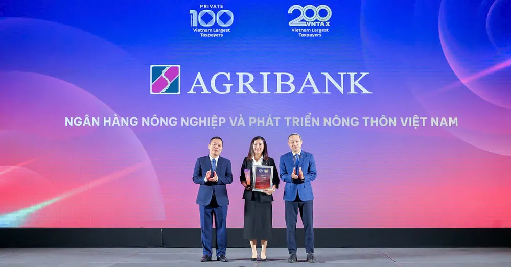Đại diện Ngân hàng Nông nghiệp và Phát triển Nông thôn Việt Nam nhận vinh danh tại lễ công bố Picture1.png