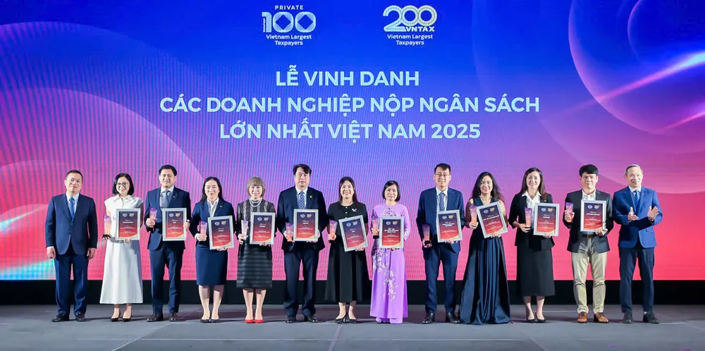 Ban Tổ chức vinh các doanh nghiệp lọt top 20 doanh nghiệp nộp danh sách lớn nhất Việt Nam Picture2.png