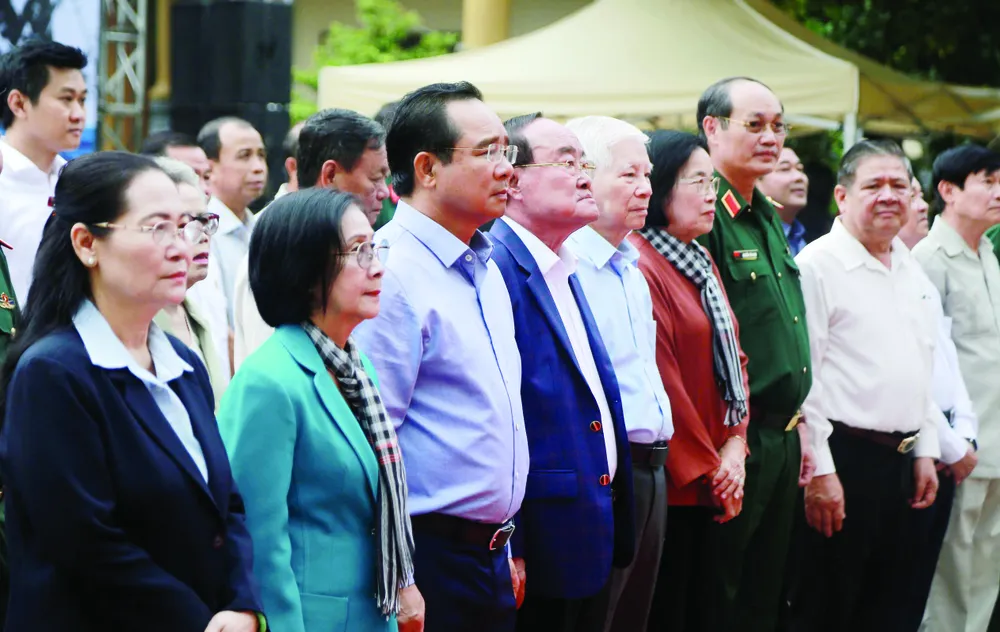 Các đại biểu dâng hoa, dâng hương tưởng nhớ các Anh hùng liệt sĩ tại Đền Tưởng niệm Liệt sĩ Bến Dược O2c.jpg