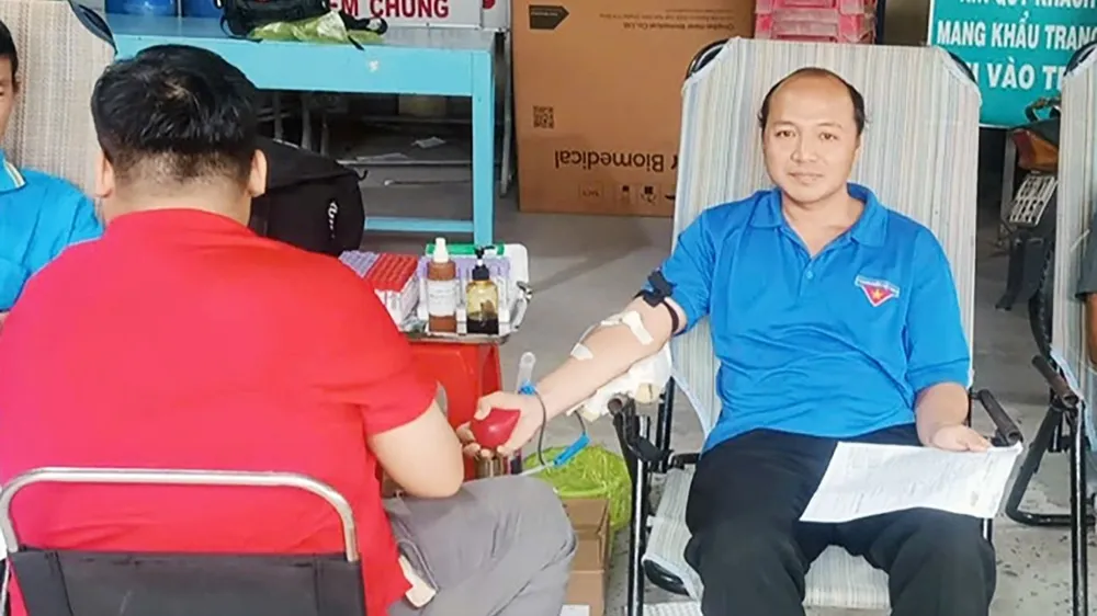 Anh Văn Thái Trọng trong một lần hiến máu tại địa phương. Ảnh: TRỌNG TRUNG