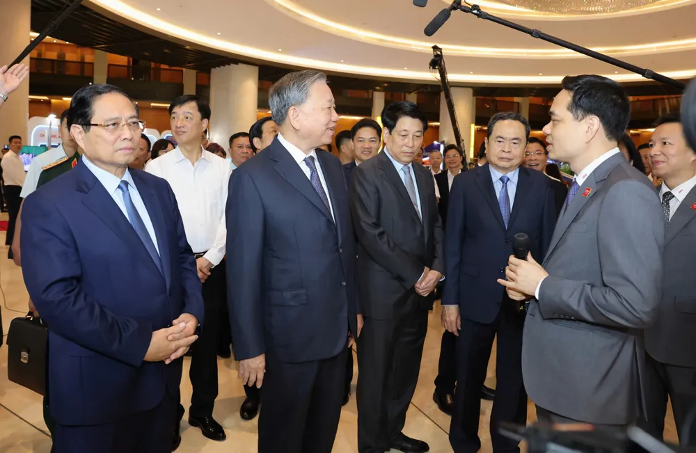 Tổng Bí thư Tô Lâm, Chủ tịch nước Lương Cường, Thủ tướng Phạm Minh Chính, Chủ tịch Quốc hội Trần Thanh Mẫn cùng các đại biểu tham quan triển lãm những thành tựu nổi bật trong lĩnh vực y tế, giáo dục, sáng 16-9. Ảnh: QUANG PHÚC z7017170118824_552d28cbe6ba18ca05f682d88f11c66c.jpg