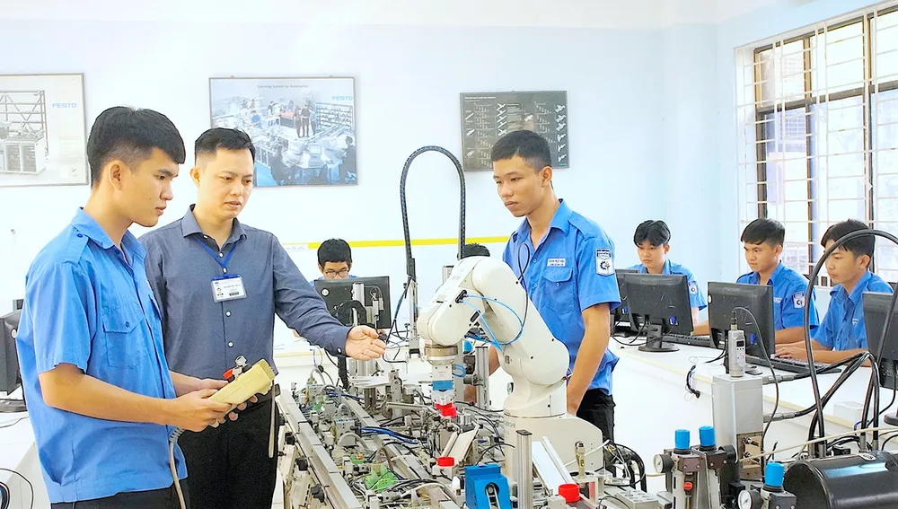 Thầy và trò Trường Cao đẳng Kỹ thuật Cao Thắng, TPHCM trong giờ thực hành. Ảnh: QUANG HUY %4a.jpg