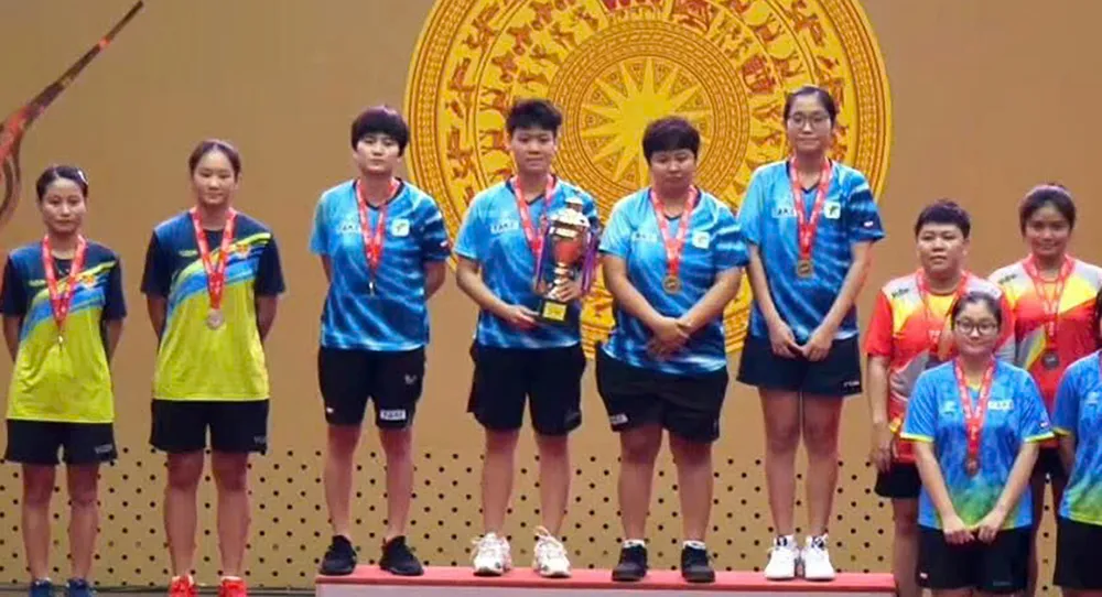 Các tay vợt nữ TPHCM trên bục nhận HCV nội dung đồng đội. Ảnh: Phương Minh