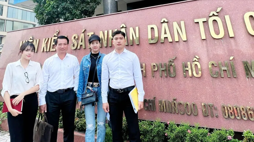 Gia đình nạn nhân cùng luật sư làm việc với Cơ quan điều tra VKSND tối cao. Ảnh: GĐCC