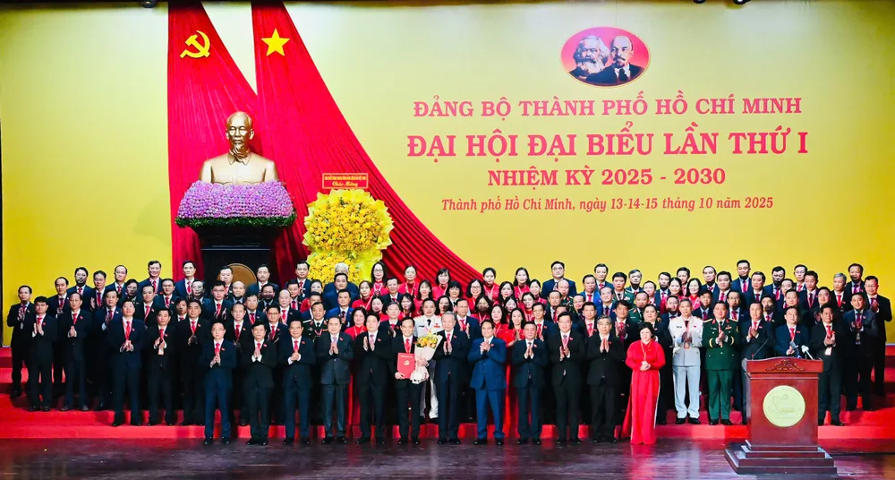 Tổng Bí thư Tô Lâm cùng lãnh đạo Đảng, Nhà nước chúc mừng Ban Chấp hành Đảng bộ TPHCM nhiệm kỳ 2025-2030 2.jpg