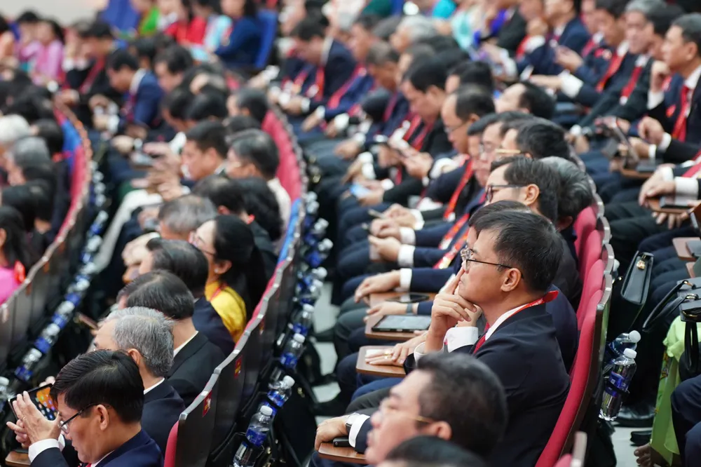Đại biểu lắng nghe tham luận. Ảnh: HOÀNG HÙNG 1.jpg