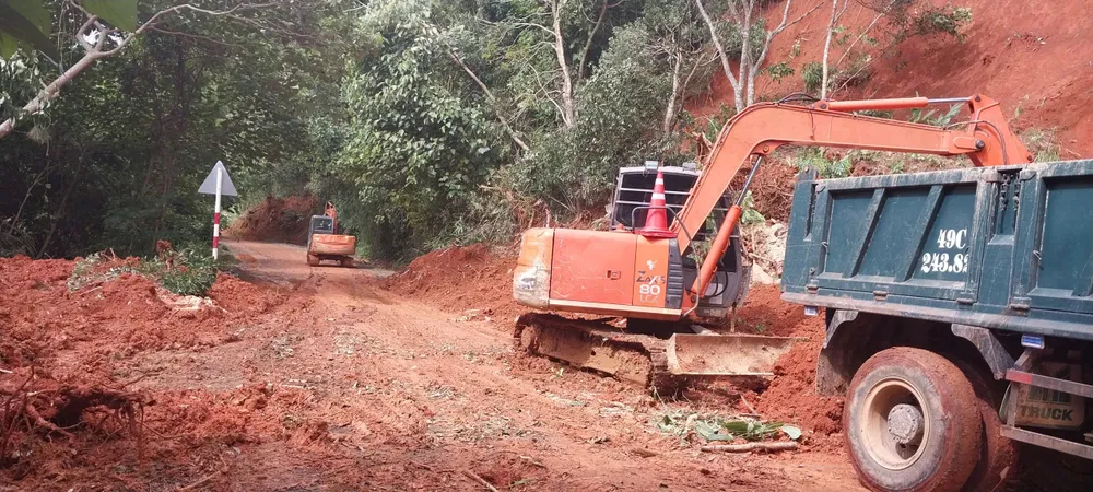 Cơ quan chức năng dọn dẹp hiện trường sạt lở trên đèo Gia Bắc sáng 31-10 3862975e11e79cb9c5f6.jpg