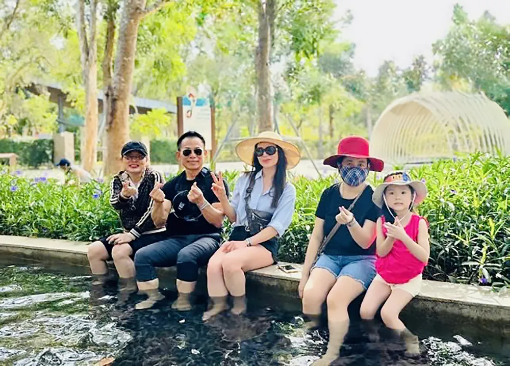Du khách trải nghiệm dịch vụ ngâm chân phục hồi sức khỏe tại Minera Hot Springs Bình Châu (xã Bình Châu, TPHCM)