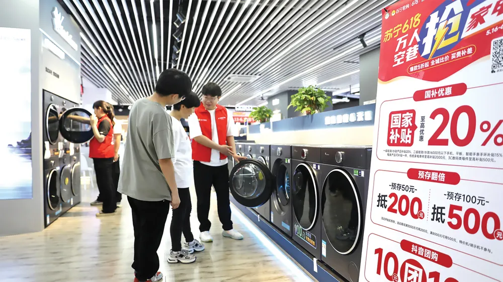 Một nhân viên giới thiệu cho khách hàng về sản phẩm gia dụng tại tỉnh Chiết Giang, Trung Quốc. Ảnh: CHINA DAILY