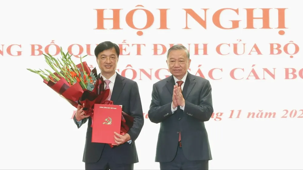 Tổng Bí thư Tô Lâm trao quyết định của Bộ Chính trị điều động, phân công, chỉ định đồng chí Nguyễn Duy Ngọc giữ chức Bí thư Thành ủy Hà Nội nhiệm kỳ 2025-2030