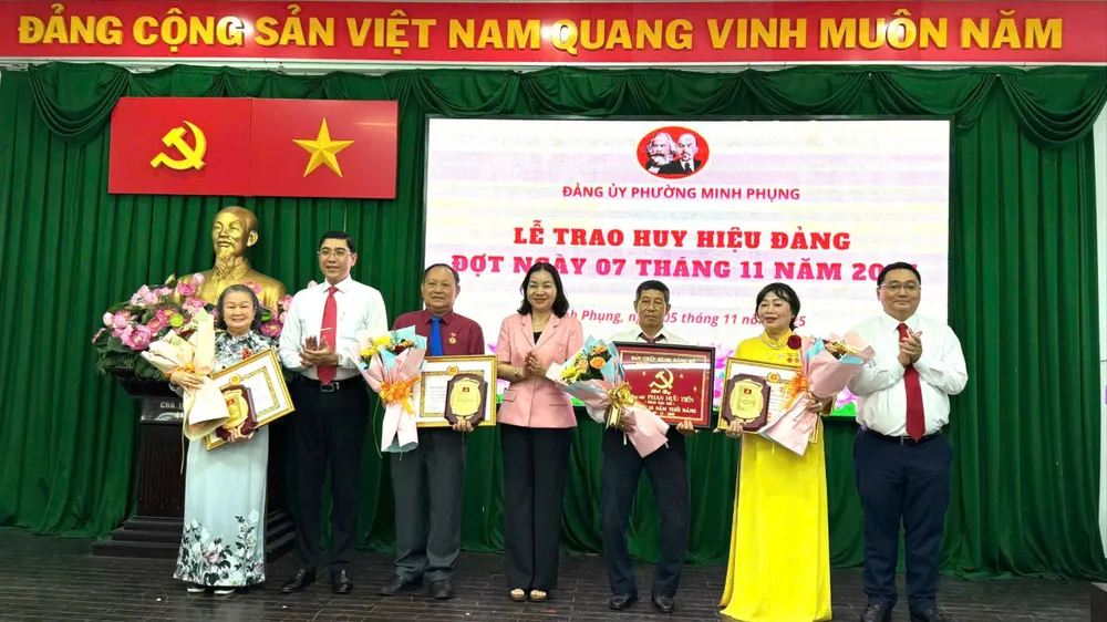 Đồng chí Trương Thị Bích Hạnh, Ủy viên Ban Thường vụ Thành ủy, Phó Chủ tịch Thường trực Ủy ban MTTQ Việt Nam TPHCM, tham dự buổi lễ tại phường Minh Phụng