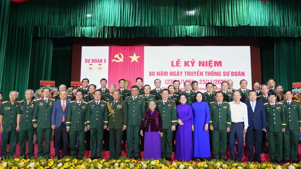 Lãnh đạo, nguyên lãnh đạo Bộ Quốc phòng, Tổng cục Chính trị, Tỉnh Tây Ninh, Quân khu 7, Sư đoàn 5 chụp ảnh lưu niệm