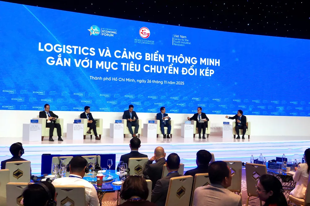 Các phiên thảo luận song song tại Diễn đàn Kinh tế mùa thu, trưa 26-11. Ảnh: HOÀNG HÙNG